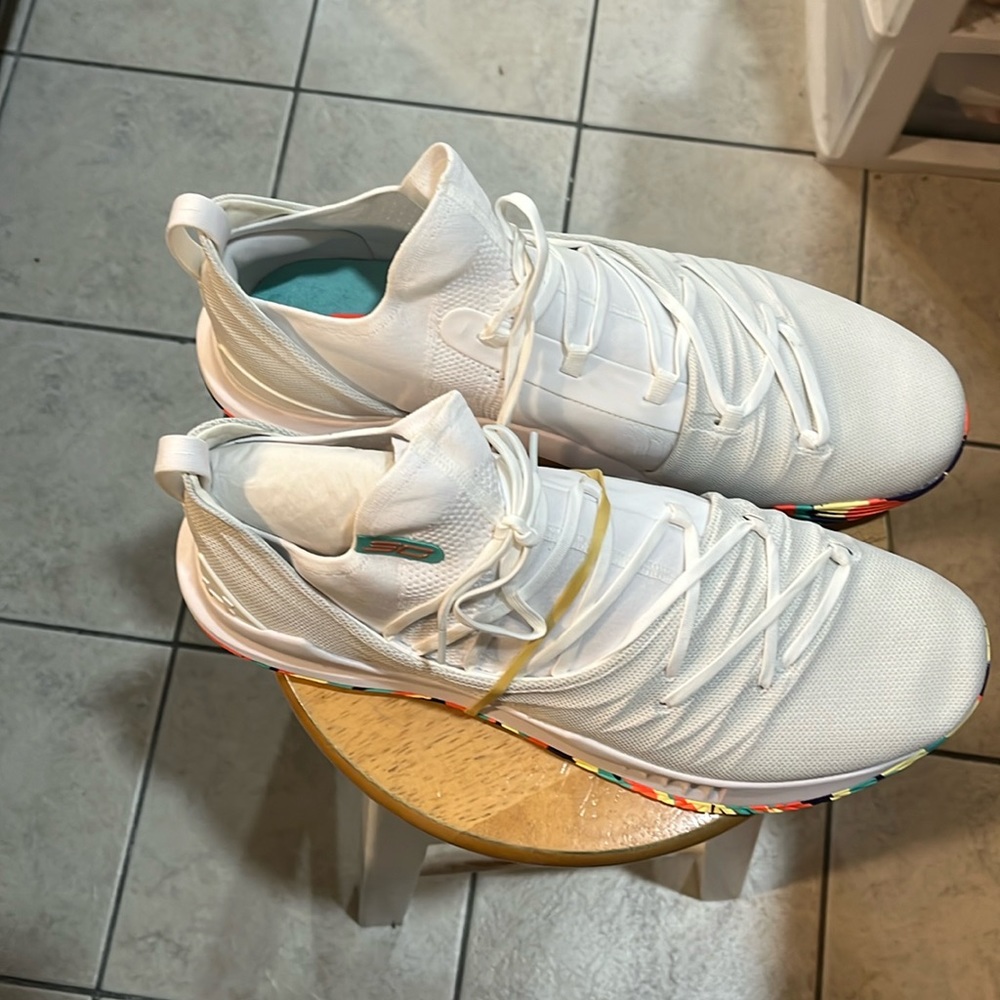 Stephen Curry  white shoes